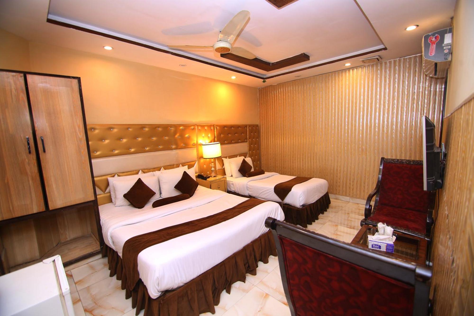 Premier Inn Gulberg ラホール エクステリア 写真