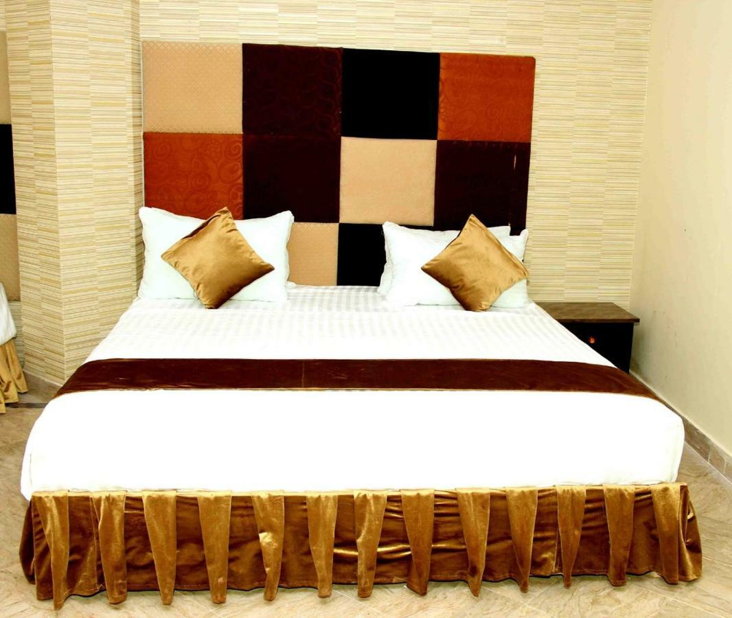 Premier Inn Gulberg ラホール エクステリア 写真