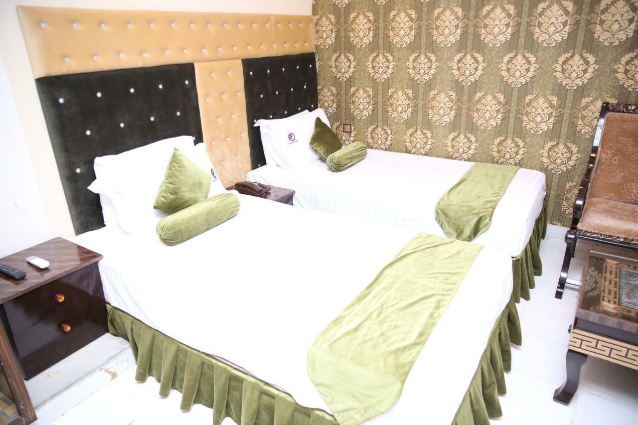 Premier Inn Gulberg ラホール エクステリア 写真