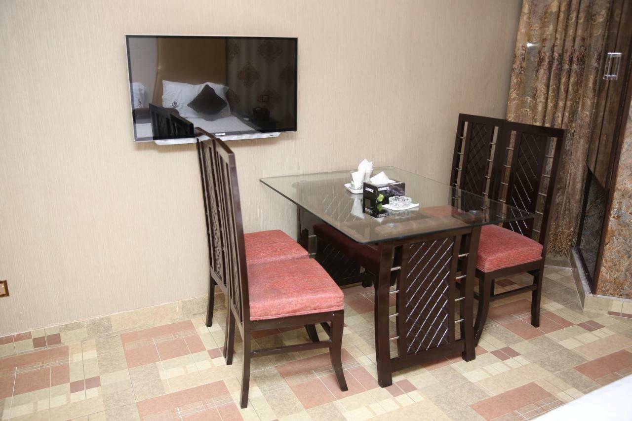 Premier Inn Gulberg ラホール エクステリア 写真