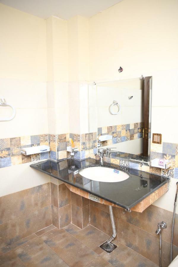 Premier Inn Gulberg ラホール エクステリア 写真