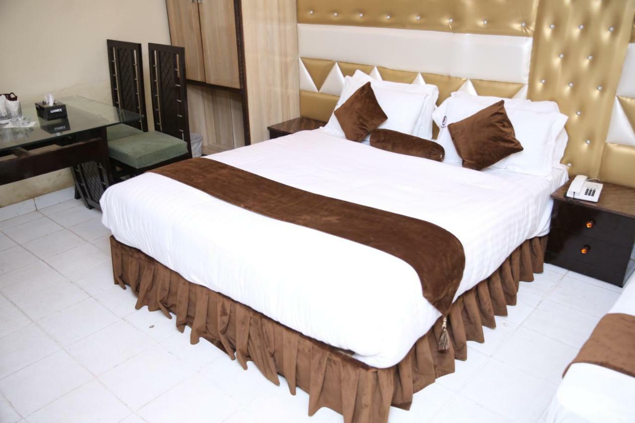 Premier Inn Gulberg ラホール エクステリア 写真