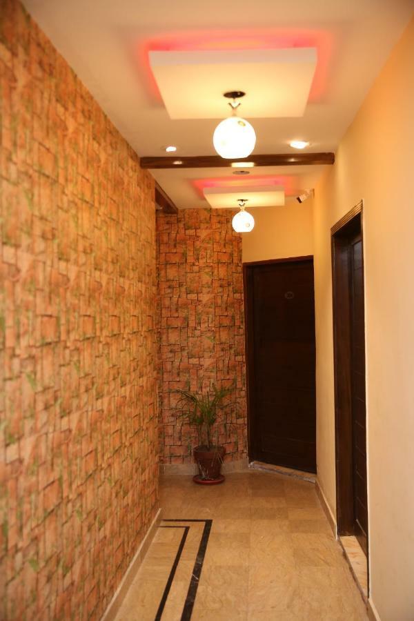 Premier Inn Gulberg ラホール エクステリア 写真