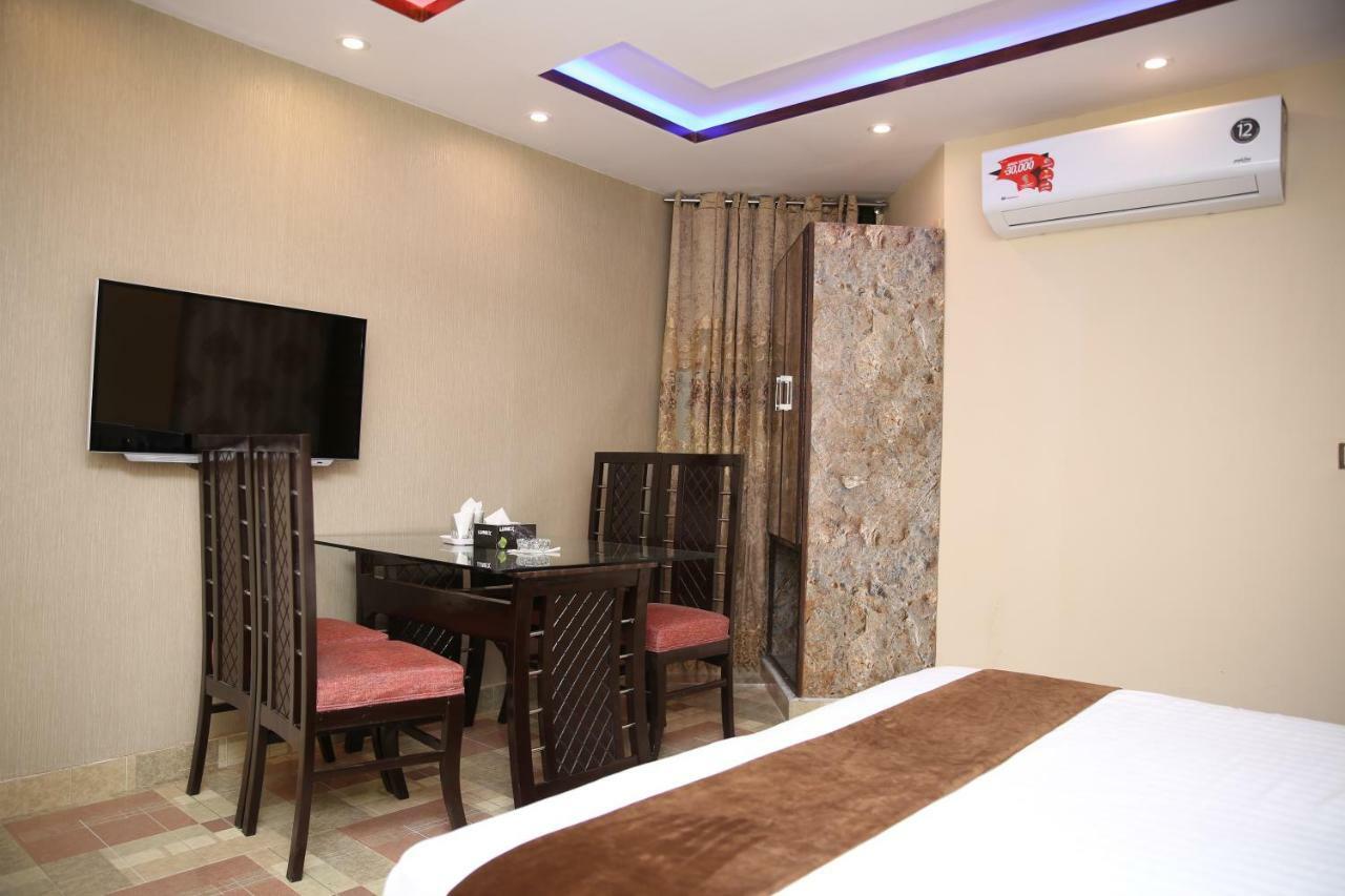 Premier Inn Gulberg ラホール エクステリア 写真