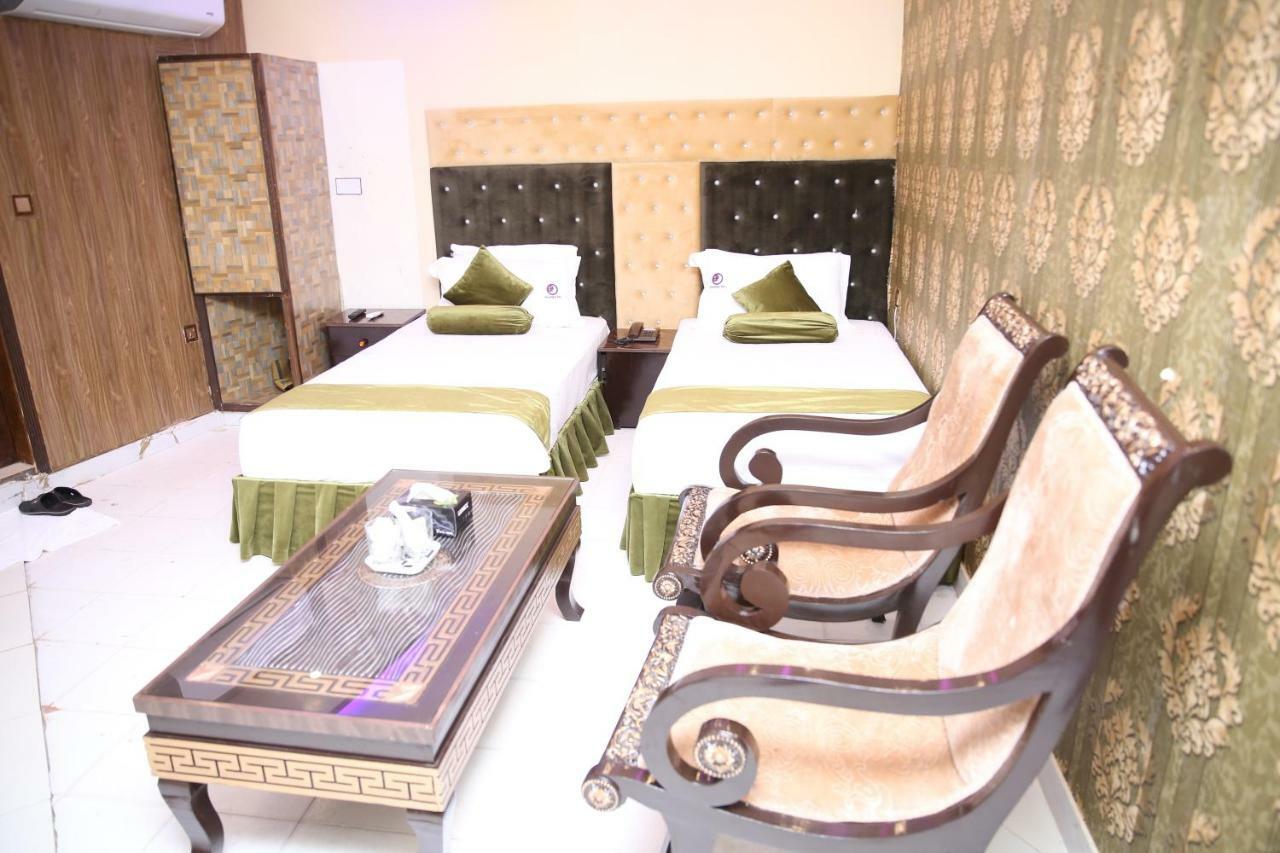 Premier Inn Gulberg ラホール エクステリア 写真