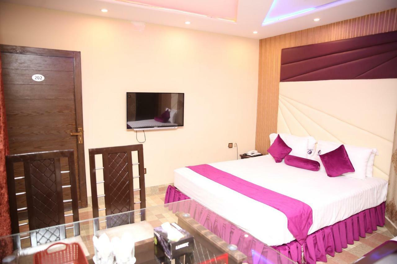 Premier Inn Gulberg ラホール エクステリア 写真